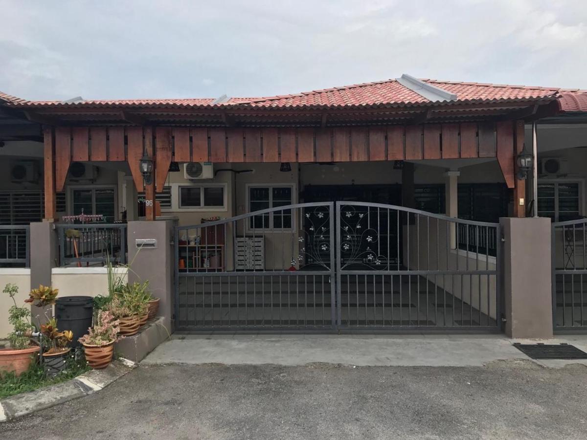 No 96 Nazirin Homestay Lumut Ngoại thất bức ảnh